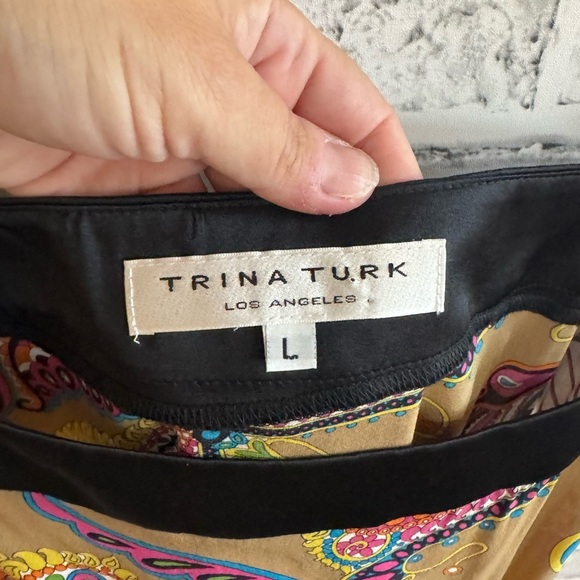 Trina Turk sleeveless silk blend gold/black with multicolor paisley print top L - Picture 3 of 4